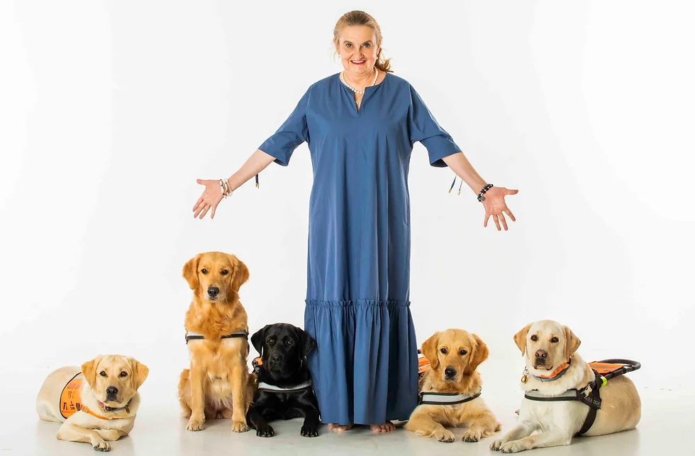 Eva Holubová a vodicí psi vítají klienty