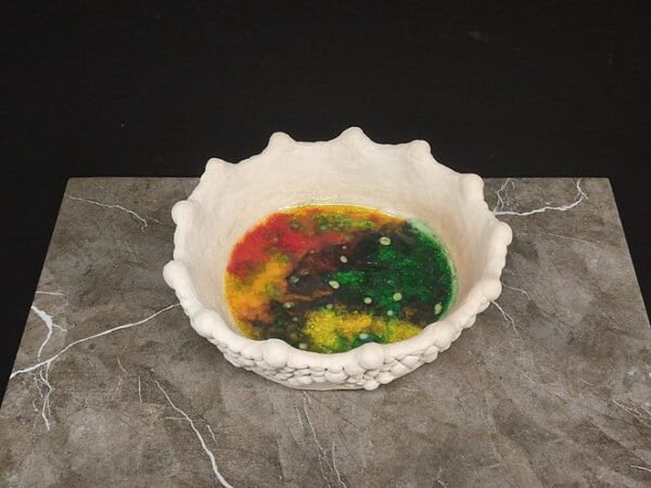 Hliněná miska s roztaveným barevným sklem - pohled shora