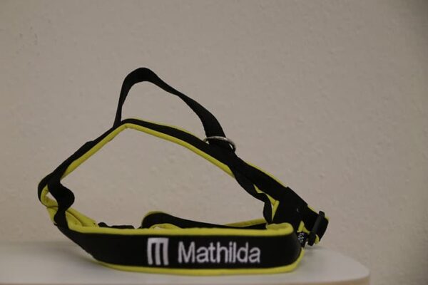 Černožlutý postroj zepředu s logem nadace a nápisem Mathilda