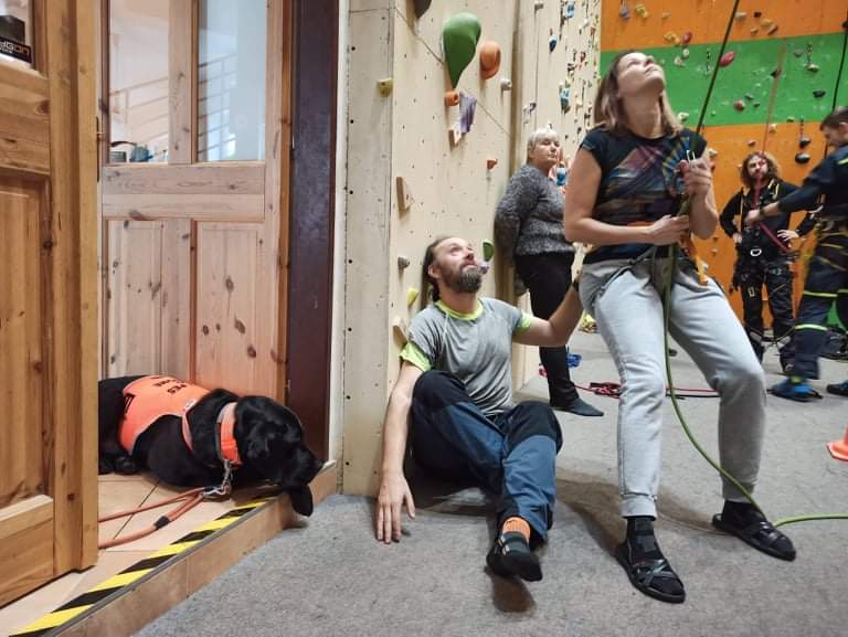 Michal s Kodym a kamarády na horolezecké stěně