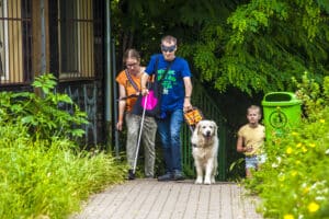 Pes nalezl, označil a se závodníkem vystoupali schody