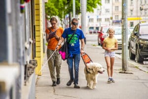 Závodník se svým psem úspěšně nalezli odbočku a mění směr