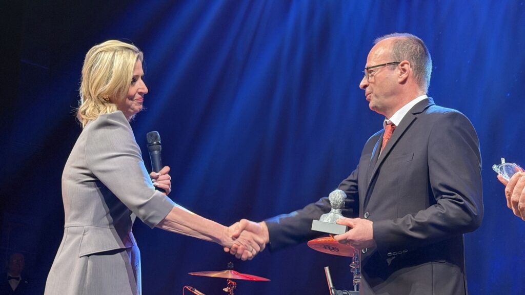Ing. Miloš Svárovský přebírá Cenu Mathildy Nostitzové