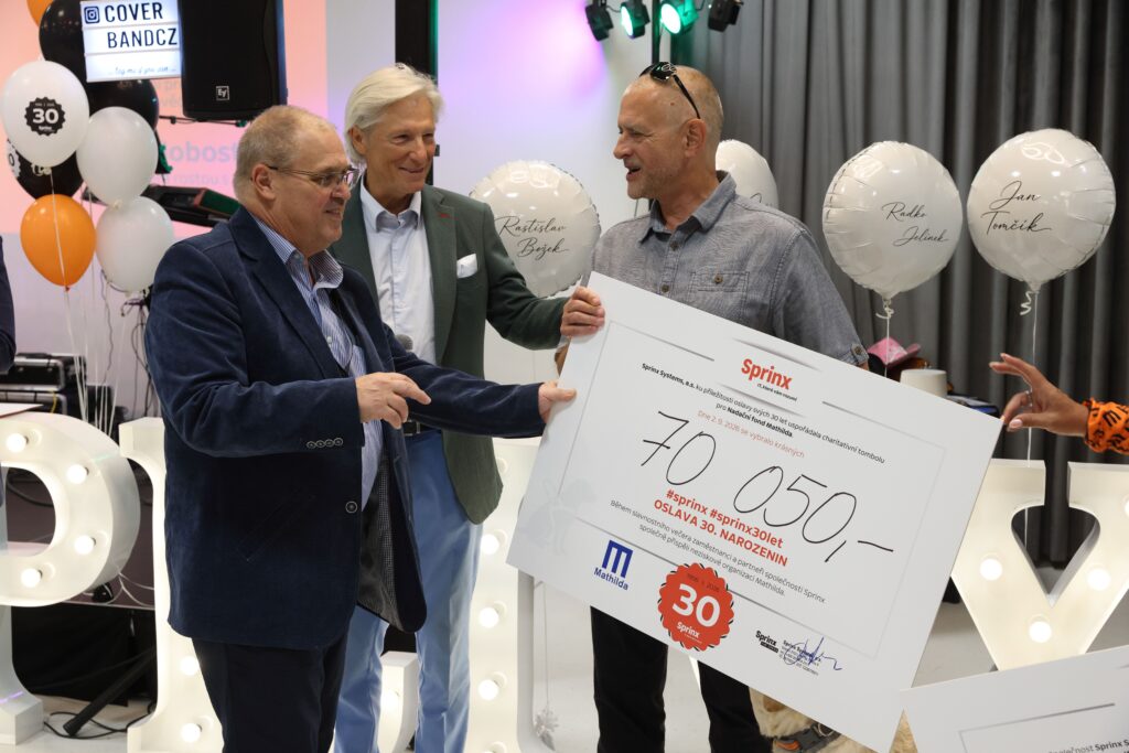 Pan Luboš Novák předává šek na 70.000 Kč.