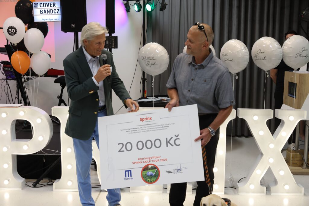 Pan Radko Jelínek předává šek na 20.000 Kč.