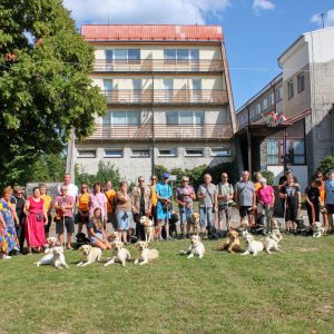 Týden s Mathildou 2025 Společná fotka 2.turnusu před hotelem (1)